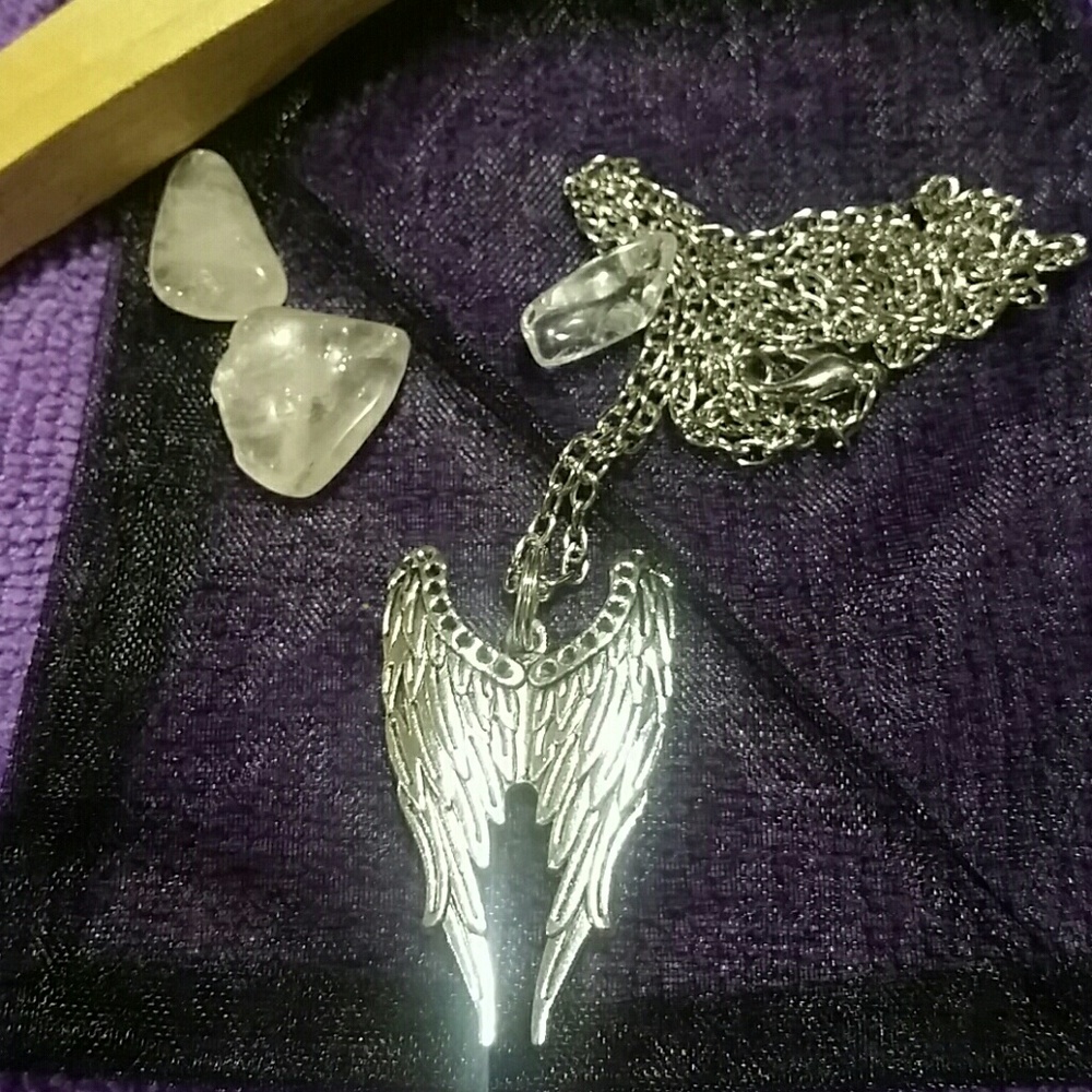 Angel wings necklace pendent + bonus crystal gift 🎁 ❌ Last 1 - Picture 5 of 8